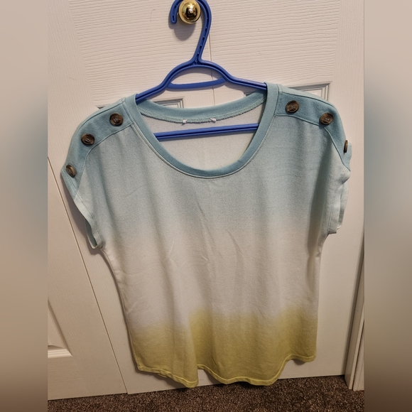 4/$20 Shirt with button detail. Large - Picture 1 of 2